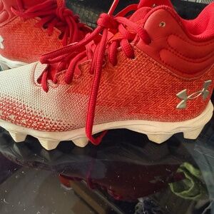 Boys 5 Football cleats Under Armour